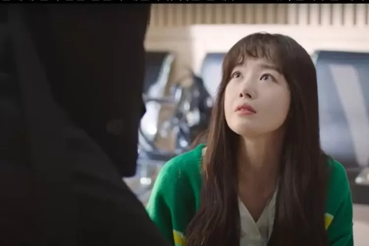 Eun Ha Terpana saat Seo Ji Hwan Melindunginya dari banyak hinaan di My Sweet Mobster Episode 2 (Tangkapan Layar JTBC Drama)