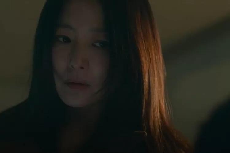 Yeoung Wo saat mencari kamer yang tersembunyi di Bitter Sweet Hell episode 7 (Tangkapan Layar MBC drama)