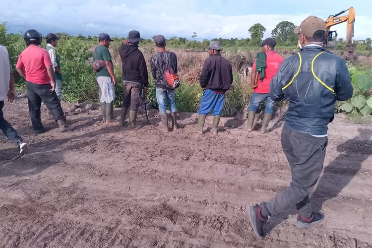 Ada Dugaan Backing dari Aparat di PT SPS2, Warga Desa Kaye Unoe Gelar Aksi di Lahan Perkebunan  Situs Kerajaan Seuneuam (klikanggaran)