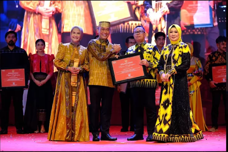 Ikut Fashion Show Sulsel Menari, Sekda Luwu Utara Kenakan Kain Wastra Motif Tammuan Allo (foto istimewa)