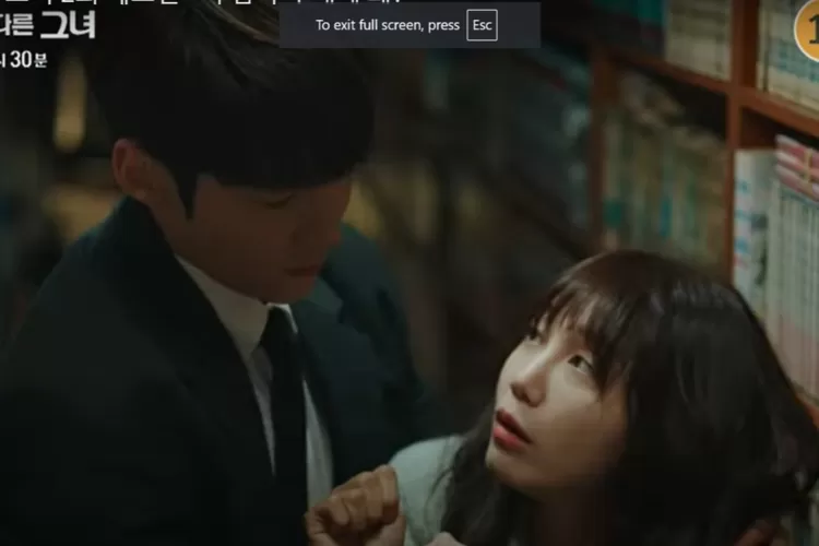 Miss Night and Day episdoe 2, Mi Jin dan Ji Woong saat mencari berkas penting (Tangkapan Layar JTBC drama)