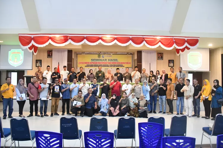 Foto bersama Bupati Luwu Utara dengan peserta seminar
