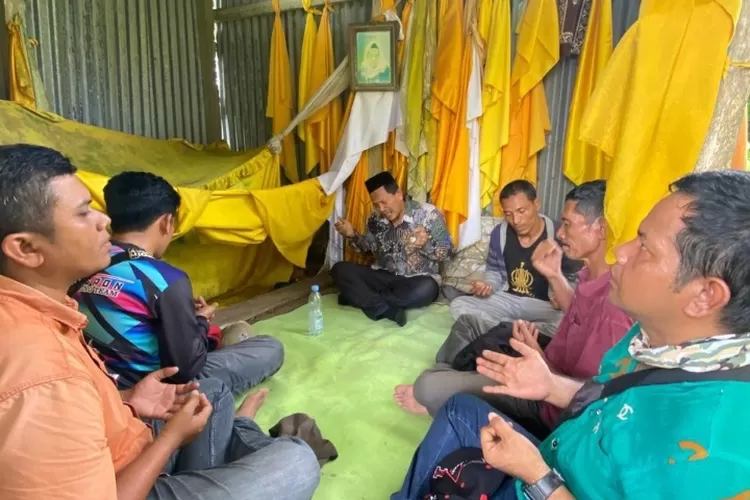 Camat pimpin Do'a saat kunjungan di Kuburan situs Kerajaan Seuneuam Ujung Raja (Dok. Desta)