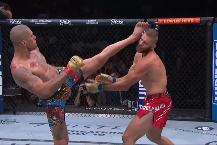 Tendangan Brutal Awal Ronde II Akhiri Perlawanan Prochazka di UFC 303 (Tangkapan Layar)