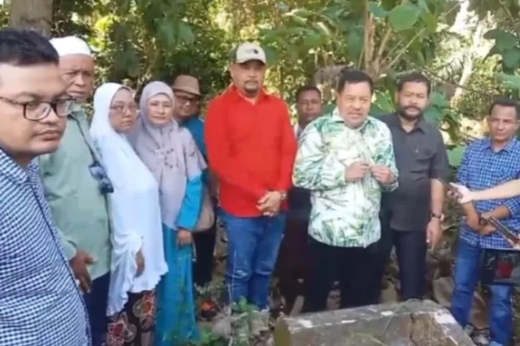 DR.Teuku Raja Keumangan di lokasi bekas Rumah Kerajaan Seuneuam (Desta)