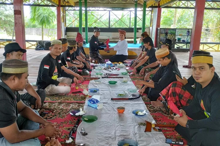 Lestarikan Budaya Leluhur, Komunitas Bassi Tammi Lakukan Pembersihan Benda Pusaka di Makam Datuk Patimang