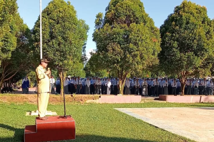 Kepala Disdukcapil, Muhammad Kasrum, saat memberikan pengarahan kepada para siswa SMA 1 Luwu Utara, Senin (29/7/2024), Lapangan Upacara SMA 1 Luwu Utara  (Dok. Istimewa)