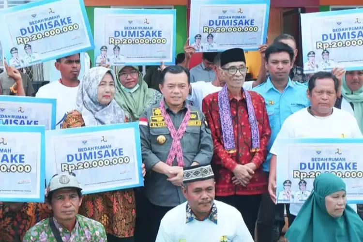 Wabup Bakhtiar Dampingi Gubernur Jambi Menyerahkan Bantuan Dumisake di SMKN 1 Batang Hari  (klikanggaran)