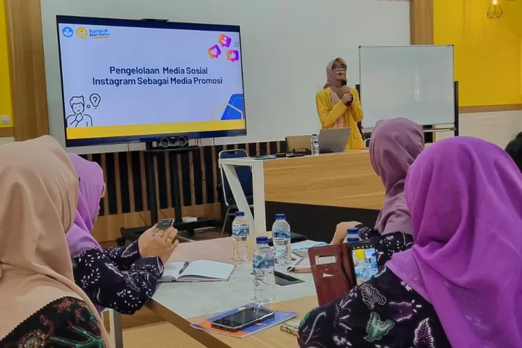 Mahasiswa Unsoed Ajarkan Pemanfaatan Medsos bagi Pegiat PKK (Foto Humas Unsoed)