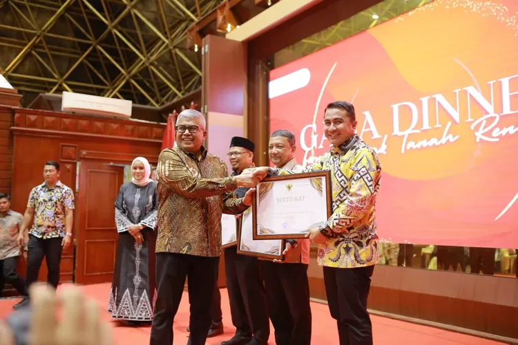 Kepala Bappeda Nagan Raya Rahmattullah, S.STP, M.Si saat menerima Penghargaan dari PJ. Gubernur Aceh Sabtu (10/08/2024) (Desta)