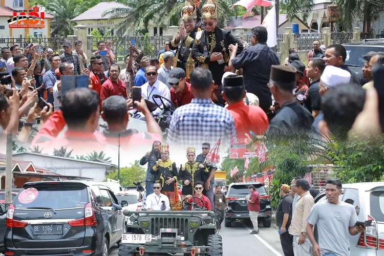 Ribuan masyarakat pendukung mengawal Pasangan  Samsuardi.SH/Juragan dan H. Adifal Susanto,S.TP., M.Si (JADI) Calon Bupati dan Calon Wakil Bupati Nagan Raya Saat menyerahkan Berkas Persyaratan Pendaftaran  Pilbup 2024 Kabupaten Nagan Raya di Kantor Komisi Independen Pemilihan (KIP) Kab Nagan Raya (foto istimewa)