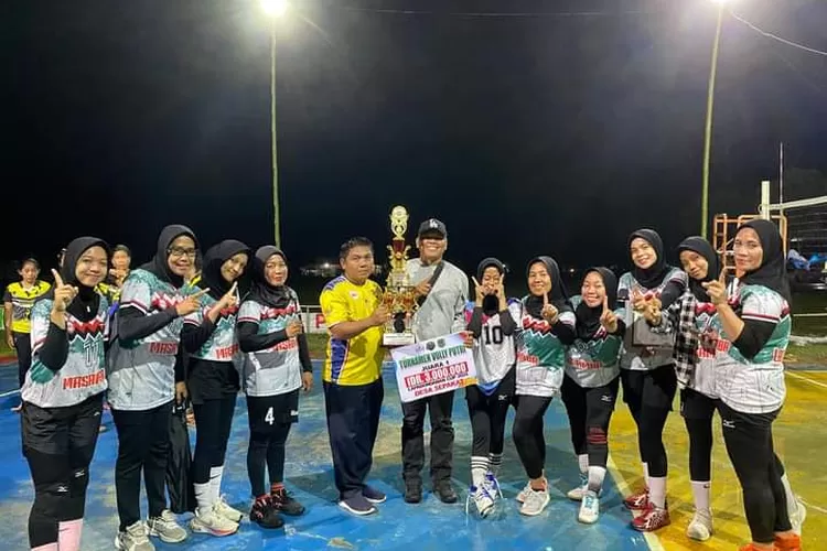 Tim Putri Laba Juara Turnamen Bola Voli Lapadondanan Cup 2024  (LHr)