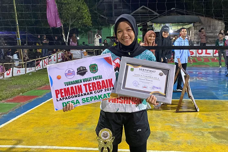 Nasya saat meraih penghargaan sebagai pemain terbaik Turnamen Lapadondanan Cup 2024  (LHr)