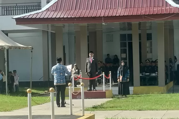 Sekda Luwu Utara, Baharuddin Nurdin, pimpin upacara Peringatan Hari Kesaktian Pancasila, Selasa (1/10/2024), di lapangan Kantor Bupati. (LHr)