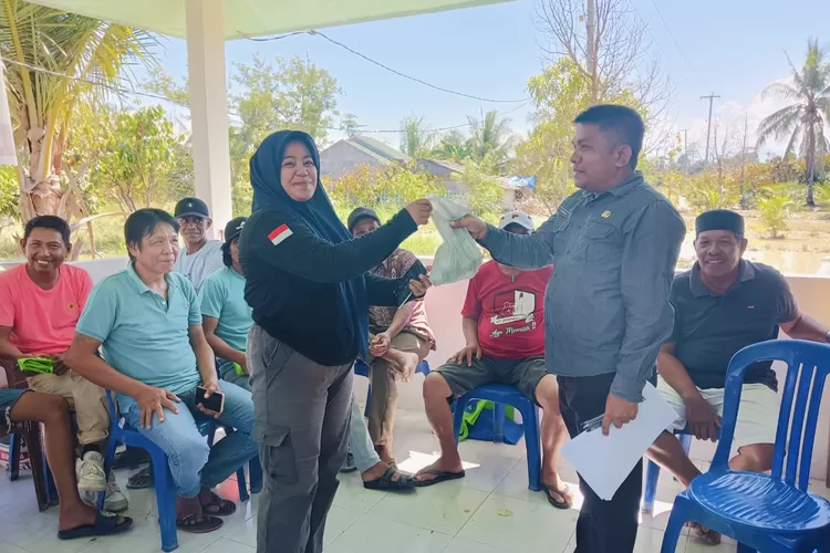 Tampak peserta menerima hadiah telus dari Narasumber Pelatihan Marketing Digital, Sabtu (12/10/2024), di Desa Lembang Lembang, Baebunta Selatan.  (LHr)