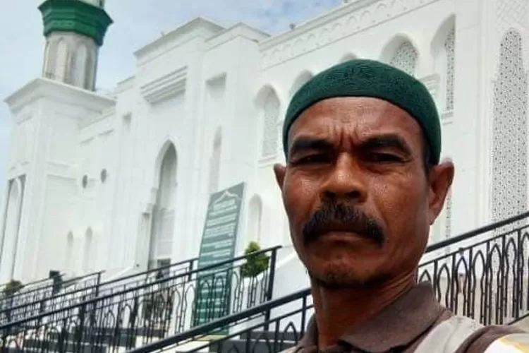 Camat Darul Makmur Nasruddin, S.Pd di samping mengelola tatakelola pemerintahan Kecamatan juga Kerap jadi Khatib Jum'at (Dok. Desta)