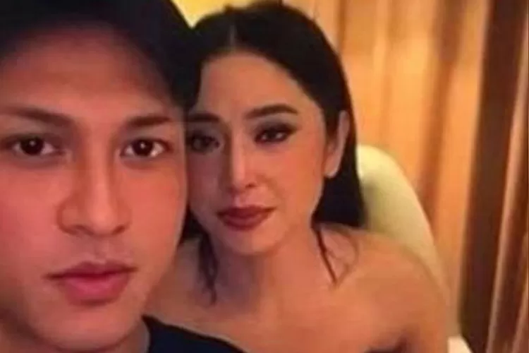 Dewi Perssik dan Brondong (Tangkap Layar)