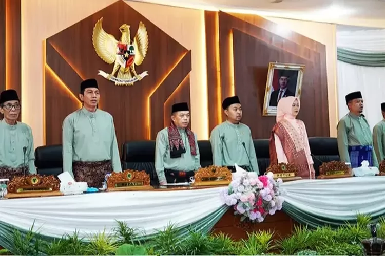Bupati MFA Hadiri Rapat Paripurna DPRD, Peringati HUT 76 Kabupaten Batang Hari&nbsp; (Dok. Annuza)