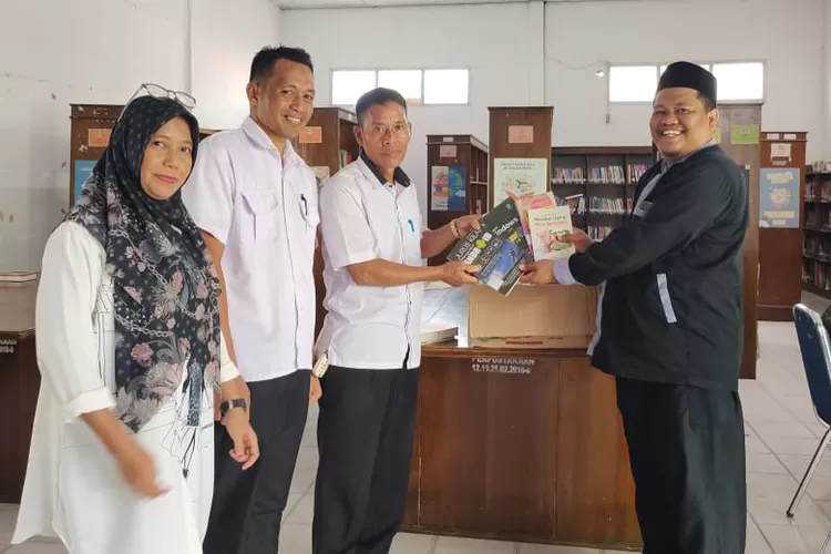 Dispersipda Lutra melakukan peminjaman buku kepada santri di Pesantren Darul Arqam Muhammadiyah Tolada, Malangke.buku  (Istimewa)