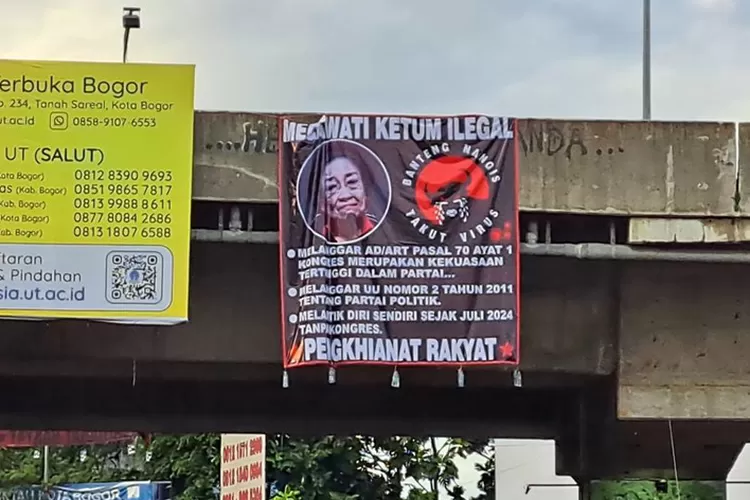 Spanduk MEGAWATI KETUM ILEGAL (Twitter)