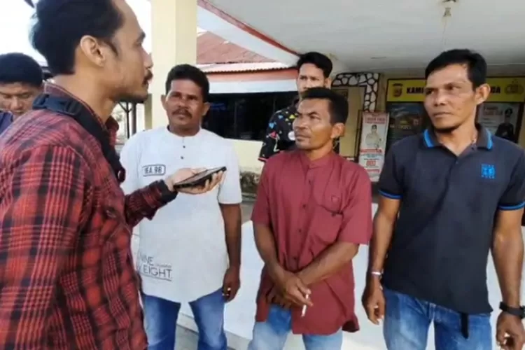 Warga Babah Lueng Datangi Polsek Darul Makmur menanyakan Kejelasan Terkait Laporan Pemukulan Di Lahan Plasma PT. SPS II/ PT. ARGINA Yang Terkesan Di Biarkan (Dok. Desta)