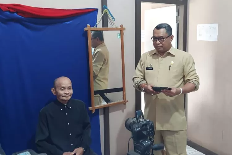 Kepala Disdukcapil Luwu Utara, Muhammad Kasrum, saat meninjau proses perekaman KTP di kantornya belum lama ini. (Istimewa)