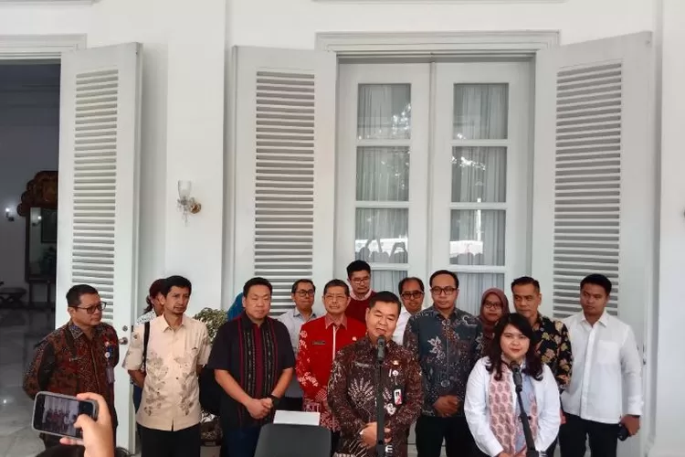 Penjabat (Pj.) Gubernur DKI Jakarta Teguh Setyabudi beserta jajaran Pemerintah Provinsi (Pemprov) DKI Jakarta menerima Tim Transisi gubernur dan wakil gubernur terpilih 2024 di Jakarta (Daulat.co / Aldi Ramadhan)