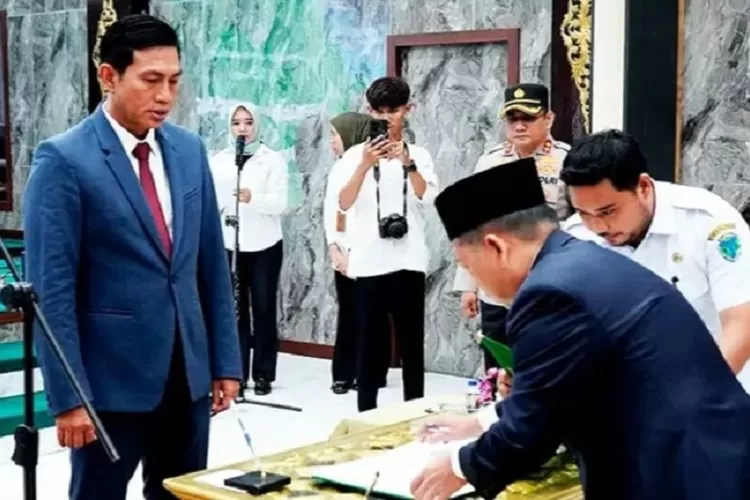 Bupati MFA Lantik Mula P Rambe Sebagai Penjabat Sekda Kabupaten Batang Hari&nbsp; (Dok. Annuza)