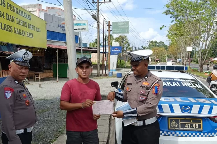 Dalam rangka Operasi Keselamatan Seulawah tahun 2025, Satlantas Polres Nagan Raya Tingkatkan Pengaturan Lalu Lintas untuk menekan angka kecelakaan lalu lintas (Dok. Desta)