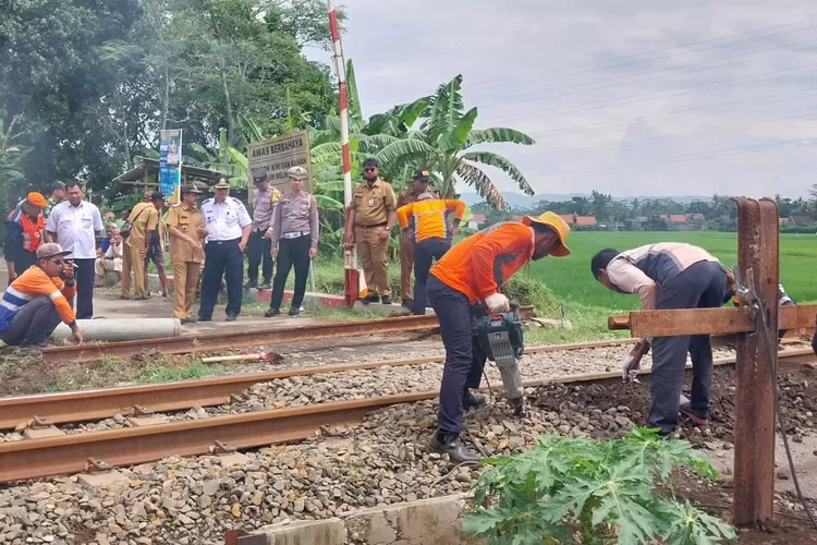 PT KAI Daop 5 Purwokerto Tutup Perlintasan Sebidang untuk Normalisasi Jalur dan Meningkatkan Keselamatan Perjalanan KA (Dok. Humas Daop 5 Purwokerto)