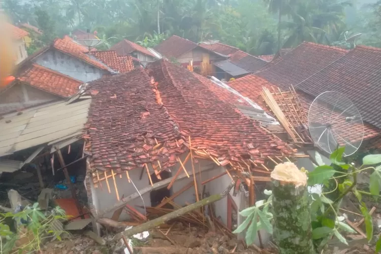 Diterjang Longsor, Dua Rumah di Banyumas Rusak Parah (Nanang AN)