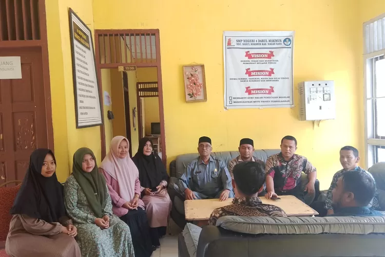 Kepala Sekolah SMAN IV Darul Makmur Saat menerima kunjungan H. Ramlan, IB Anggota DPRK Nagan Raya Pada Tanggal 13 Maret 2025 (Dok. Desta)