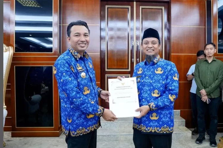 Bupati Andi Abdullah Rahim saat menerima bantiuan secara simbolis dari Gubernur Sulsel (tangkapan layar)