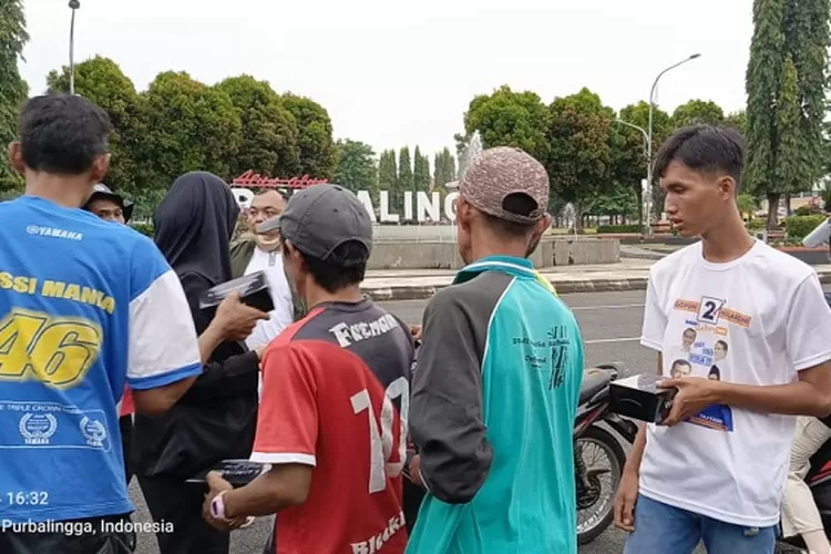 Pembagian Takjil  (Foto: Humas Hotel Luminor)