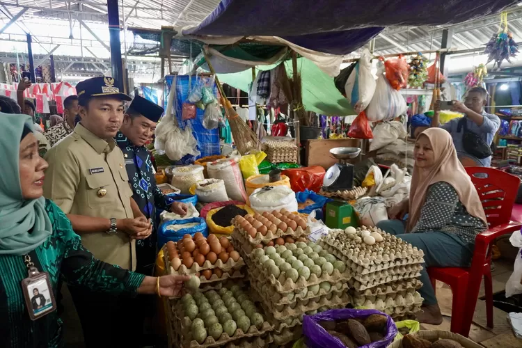 Bupati Andi Rahim saat memantau harga pangan di Pasar Masamba, Kamis (27/3/2025) (zakkar)
