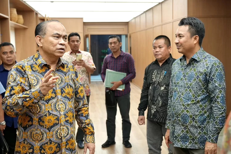 Bupati Andi Abdullah Rahim saat berbincang dengan Menteri Koperasi, Budi Arie Setiadi, di Jakarta, Rabu (16/4/2025) (istimewa)