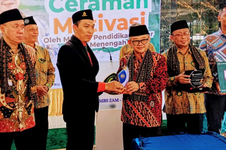 Beri Motivasi ke Santri, Mendikdasmen Beri 5 Bekal Syarat Jadi Pemimpin (Dok. Nanang AN)