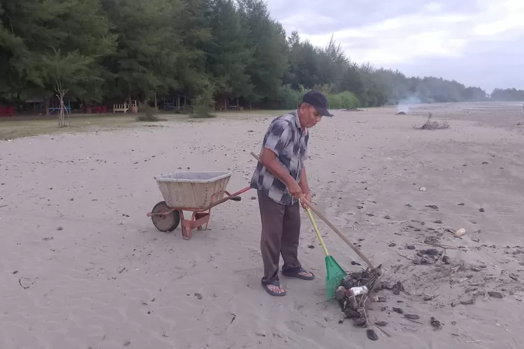 Peduli Lingkungan, Purnawirawan TNI AD Bersihkan Sampah Secara Sukarela di Bibir Pantai Suak Timah Aceh Barat (Dok. Desta)