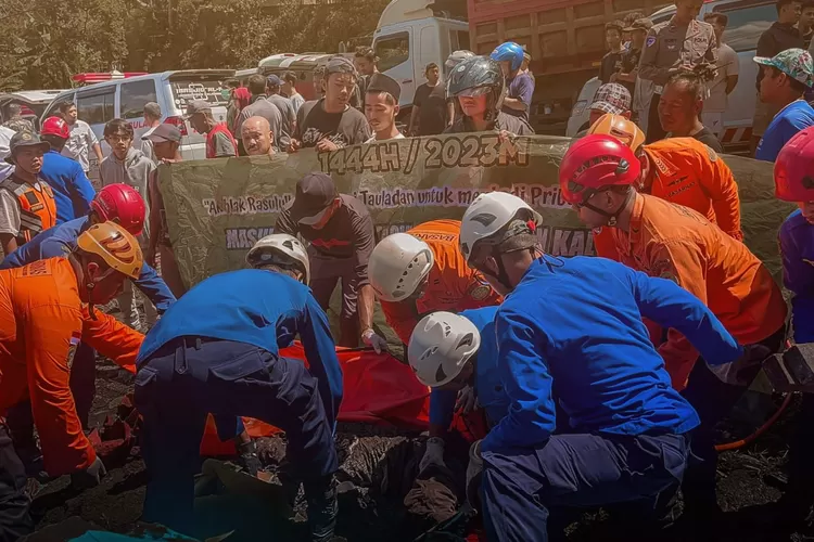 Truk Tierguling Menimpa Mobil Rombongan Takziah, 11 Orang Meninggal (Dok. Nanang AN)