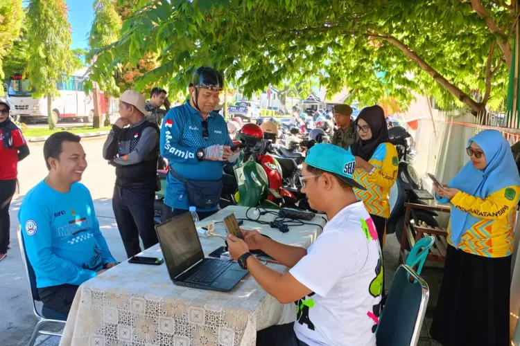 Pelayanan Aktivasi IKD di acara car free day di depan rumah jabatan Bupati. (istimewa)