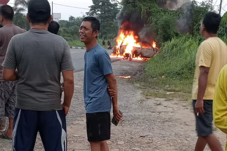Viral Mobil Terios Terbakar di Depan SPBU Desa Rantau Puri (Dok. Annuza)