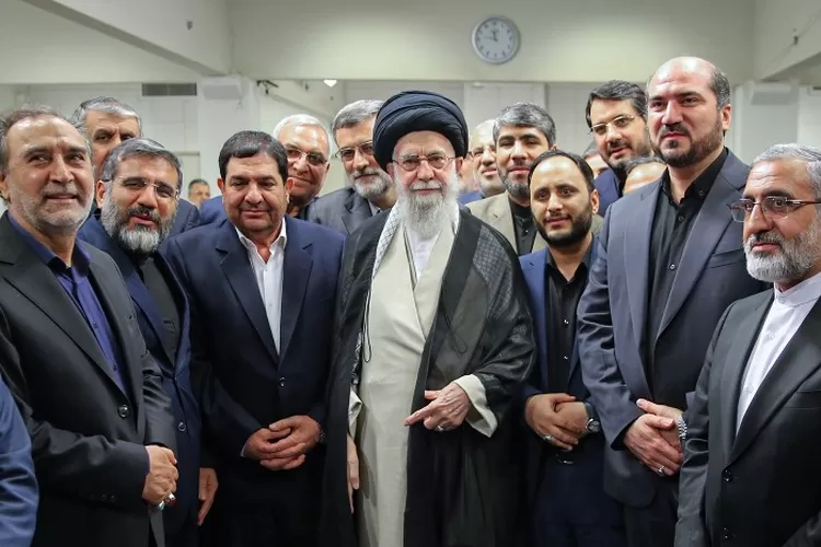 emimpin Tertinggi Republik Islam Iran, Ayatollah Ali Khamenei (tengah) ((X.com/@khamenei_ir))