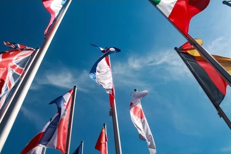 Foto ilustrasi bendera-bendera negara di tiang - calon dubes Indonesia untuk negara-negara sahabat. ( (Unsplash/sebastiano_piazzi))
