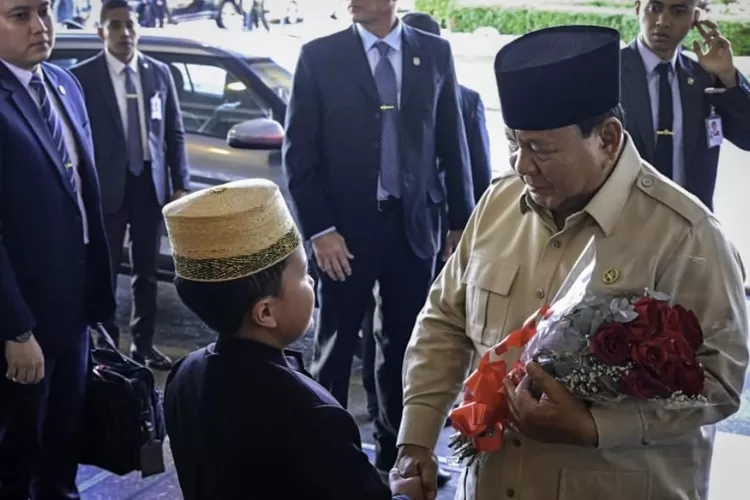 Suasana hangat penuh keakraban mewarnai penyambutan Presiden Republik Indonesia Prabowo Subianto saat tiba di salah satu hotel di Rio de Janeiro, Brasil, pada Sabtu, 5 Juli 2025 waktu setempat. ( (BPMI Setpres))