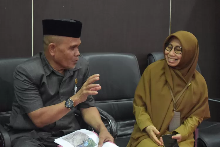 Anggota DPRD Sulsel, Jasrum, saat menemui Kadis BMBK Sulsel, Senin (7/7/2025), di Ruang Kerja Kadis BMBK. (istimewa)