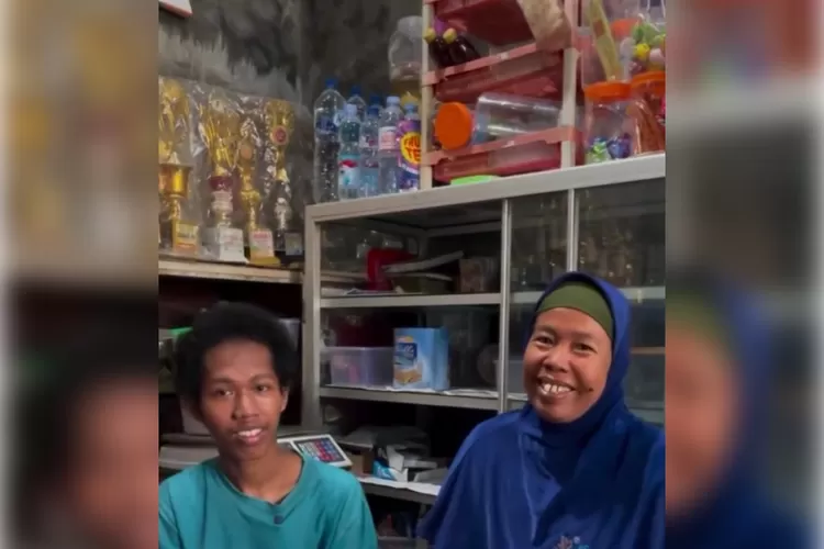 Viral seorang anak pedagang es keliling bernama Avan Ferdiansyah Hilmi (kiri) telah diterima di ITB. ((instagram/santosoim))