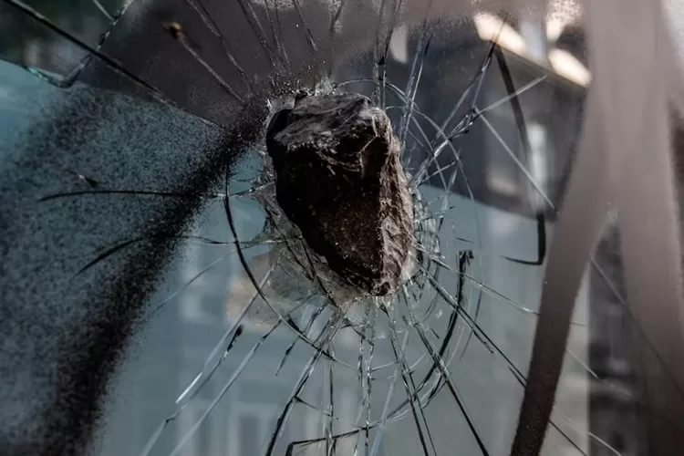 Foto Ilustrasi - Dua penumpang KA Sancaka menjadi korban pelemparan batu hingga terluka di wajah.  ((Unsplash/HansRipa))