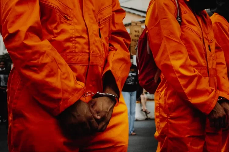 Foto Ilustrasi - Polisi telah menangkap dua orang yang diduga melakukan praktik penjualan barang kadaluwarsa. ( (Unsplash/TaylorBrandon))