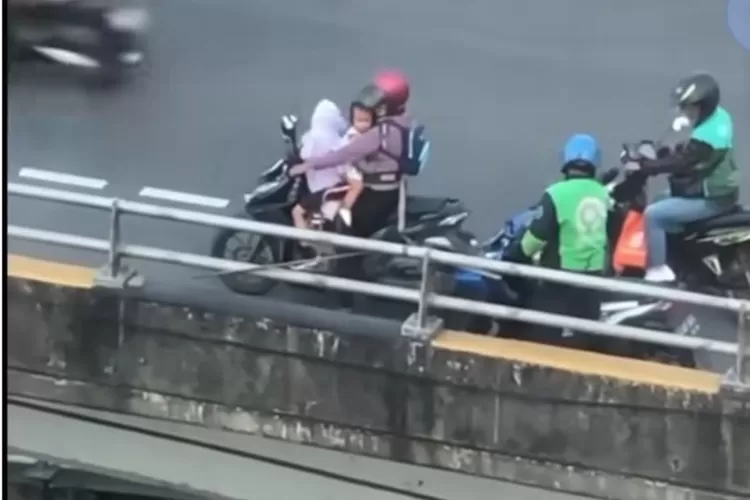 Momen viral dua ojol bantu seorang ibu dengan dua anak di flyover ((Instagram/berbagisemangat))