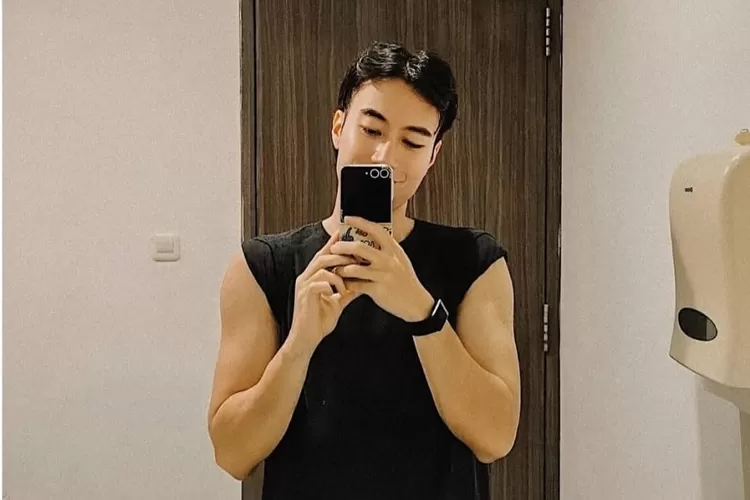 Penyanyi Vidi Aldiano yang mengaku tetap menjaga bentuk tubuhnya meski tengah melawan kanker.  ( (Instagram/vidialdiano))